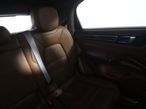 Certified 2023 Porsche Cayenne Platinum Edition image 17