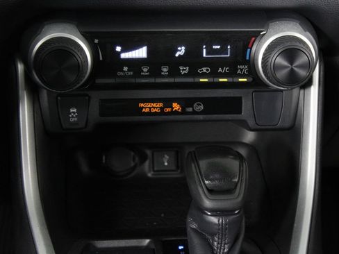 Used 2022 Toyota RAV4 LE FWD image 21