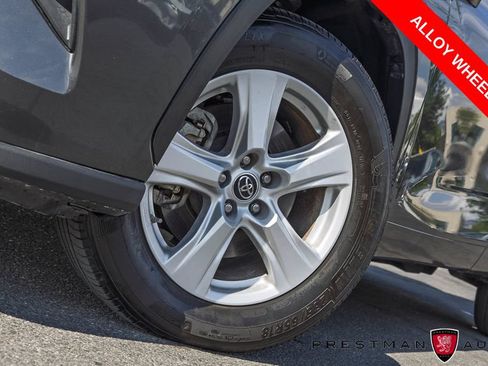 Used 2022 Toyota Highlander LE AWD/4WD image 11
