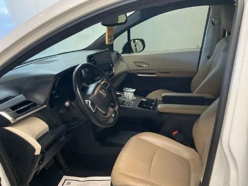 Used 2022 Toyota Sienna XLE FWD image 2
