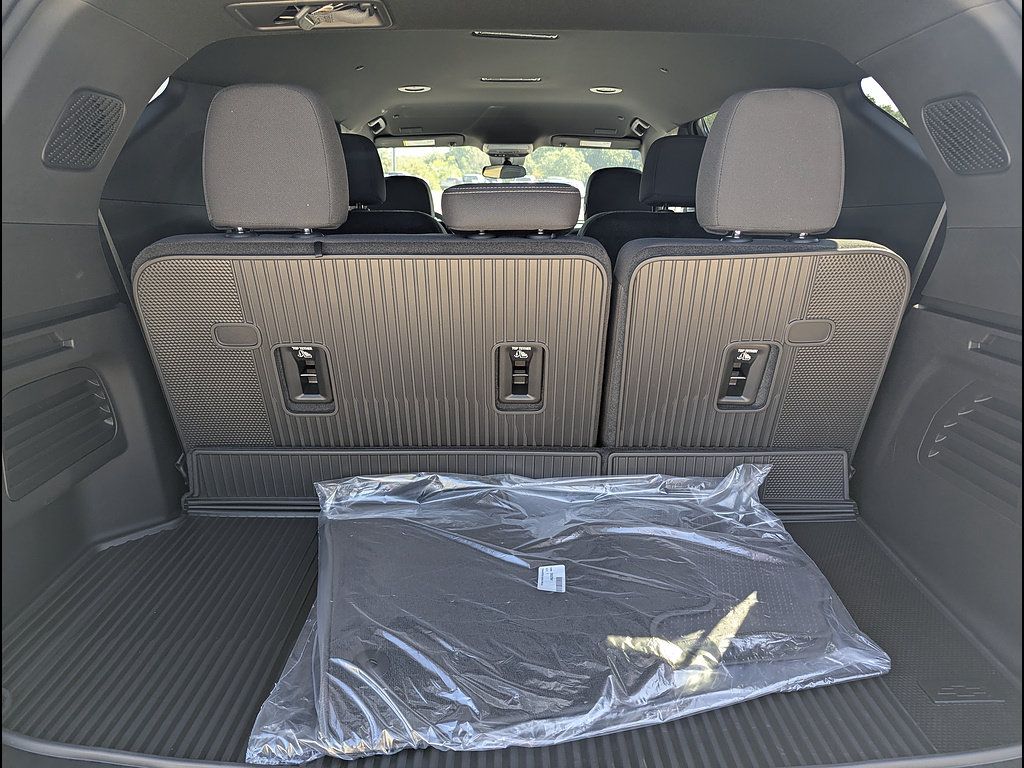 New 2027 Chevrolet Traverse LT w/ Midnight/Sport Edition FWD image 16