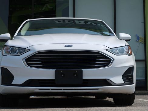 Used 2019 Ford Fusion SE FWD image 2