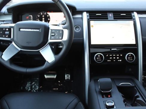 Used 2025 Land Rover Discovery Dynamic SE image 4