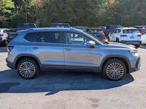 Used 2025 Volkswagen Taos SE image 9