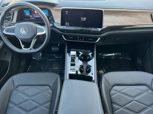 Used 2025 Volkswagen Atlas SE image 4