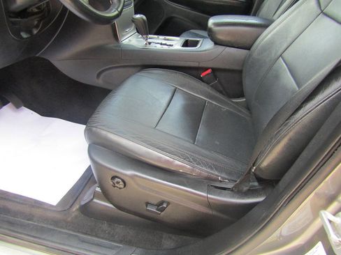 Used 2012 Jeep Grand Cherokee Laredo w/ Laredo E Group image 10