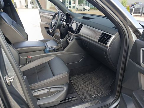 Used 2023 Volkswagen Atlas Cross Sport SE w/ Panoramic Sunroof Package FWD image 24