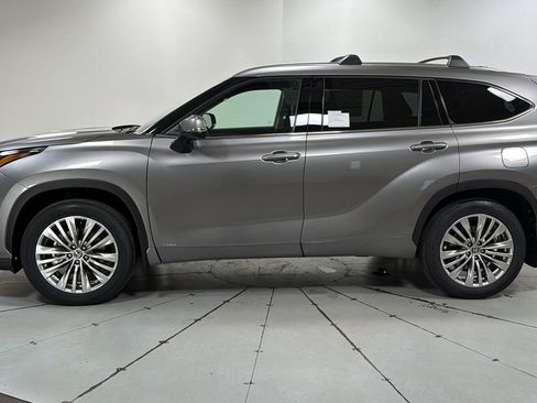 New 2026 Toyota Highlander Platinum image 8