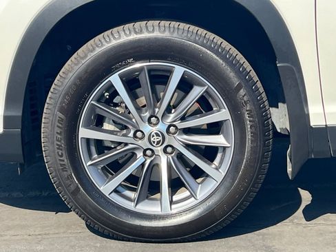Certified 2019 Toyota Highlander XLE AWD/4WD image 26