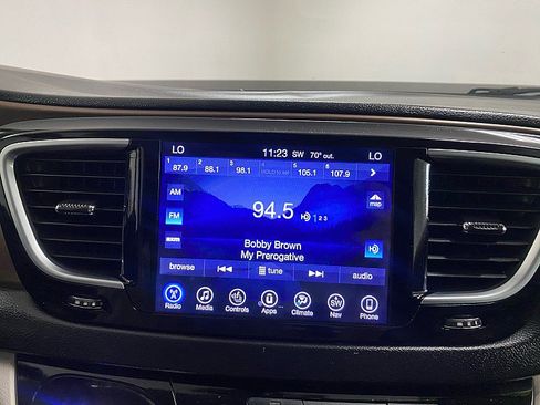 Used 2017 Chrysler Pacifica Touring-L Plus image 19