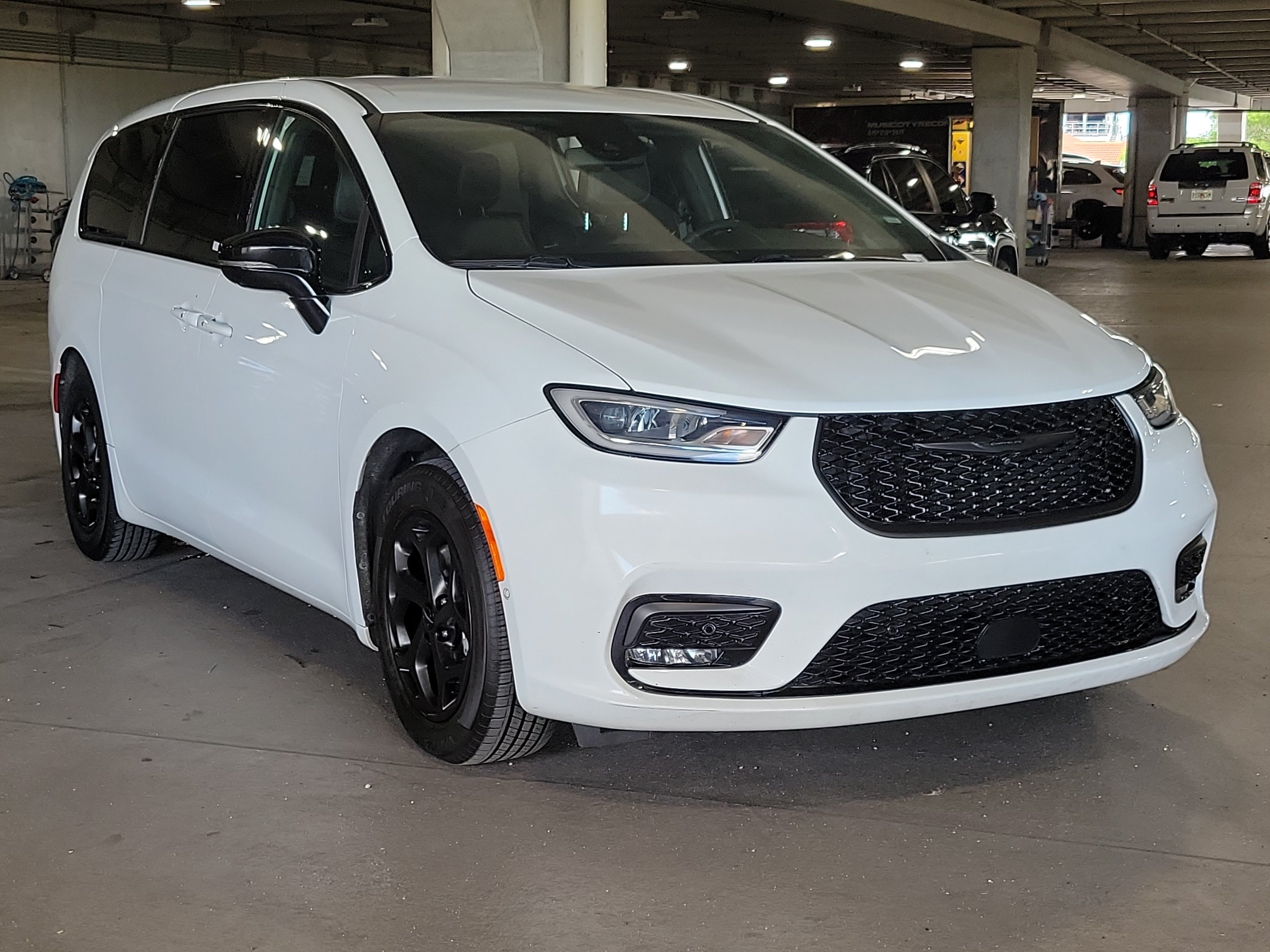 Used 2024 Chrysler Pacifica Limited FWD image 31