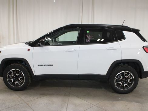 Used 2025 Jeep Compass Trailhawk image 6