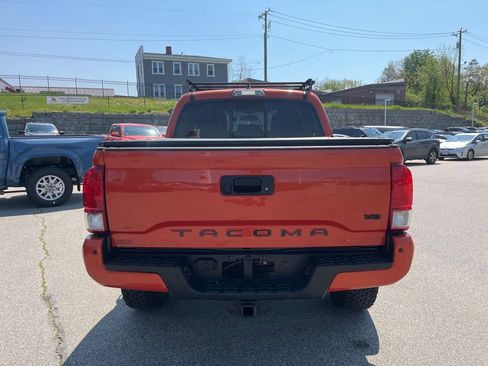 Used 2016 Toyota Tacoma TRD Off-Road w/ Premium & Technology Package AWD/4WD image 4