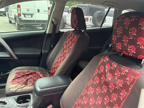 Used 2018 Toyota RAV4 LE FWD image 17