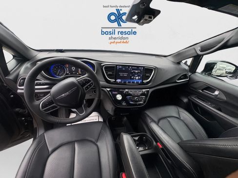 Used 2025 Chrysler Pacifica Select FWD image 12