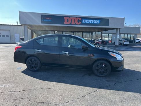 Used 2016 Nissan Versa SV image 3