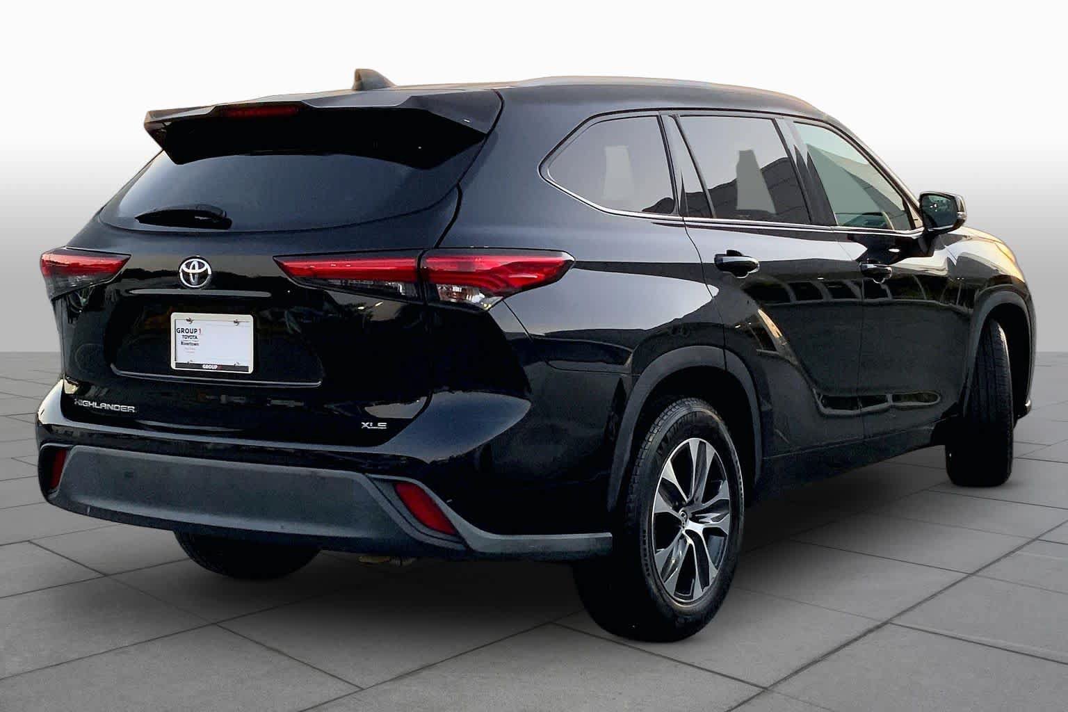 Used 2022 Toyota Highlander XLE FWD image 12