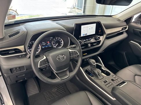 Used 2023 Toyota Highlander XLE AWD/4WD image 18