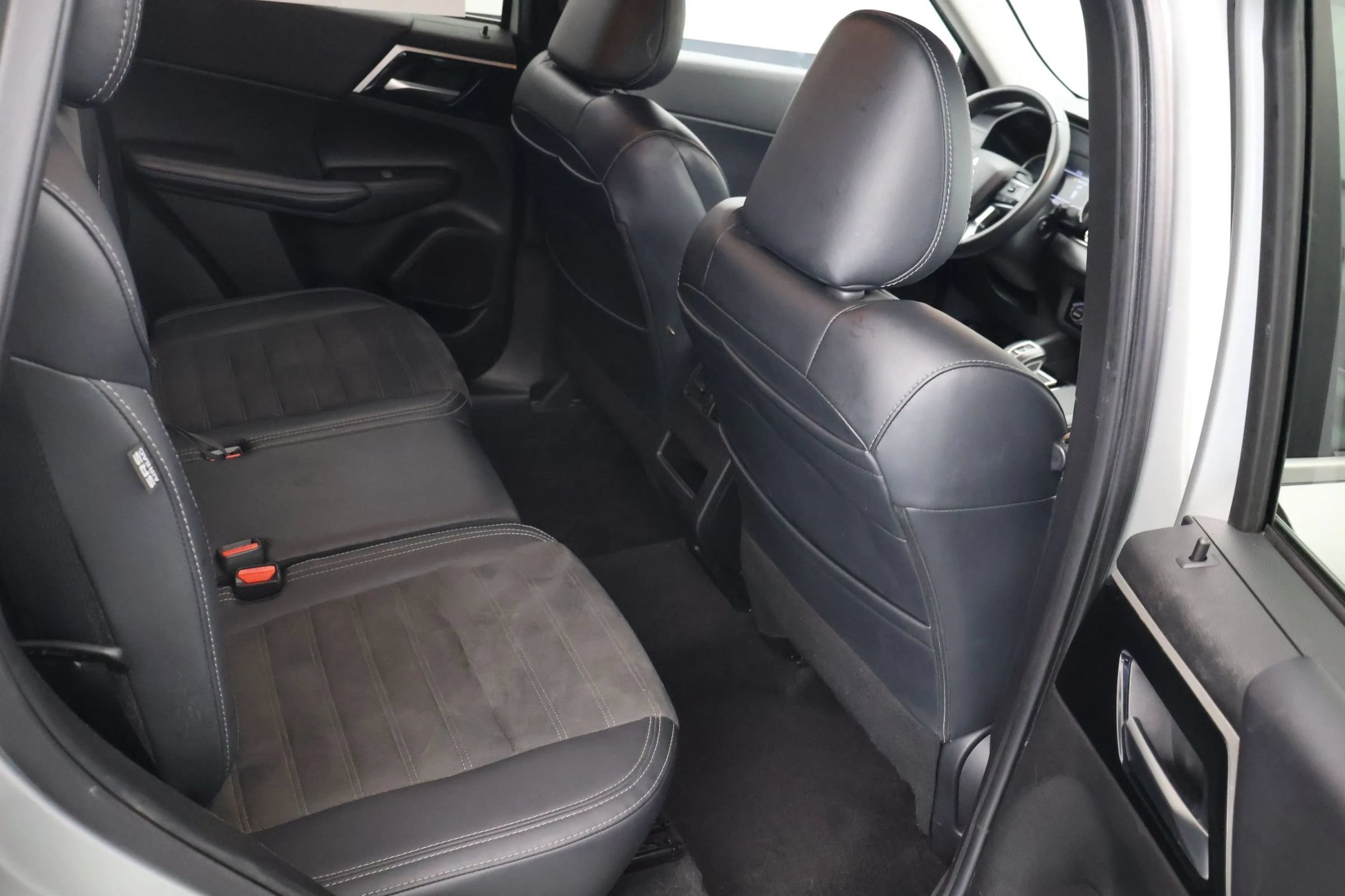 Used 2024 Mitsubishi Outlander FWD image 20