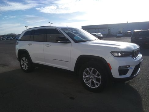 Used 2022 Jeep Grand Cherokee Limited w/ Luxury Tech Group II image 4