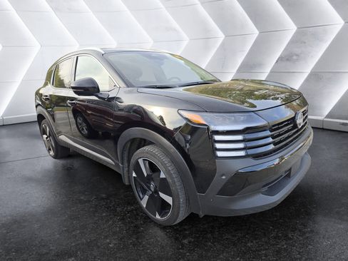 Used 2025 Nissan Kicks SR w/ SR Premium Package image 2