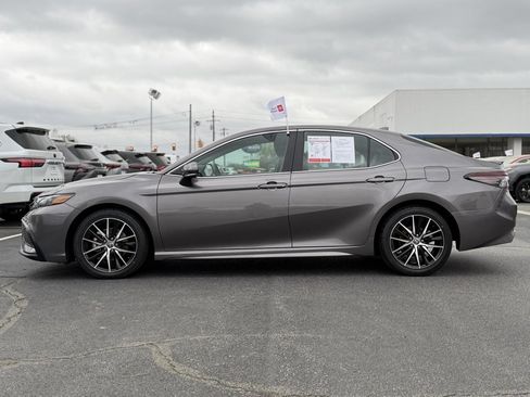 Used 2024 Toyota Camry SE image 9