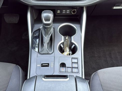 Used 2024 Toyota Highlander LE FWD image 26
