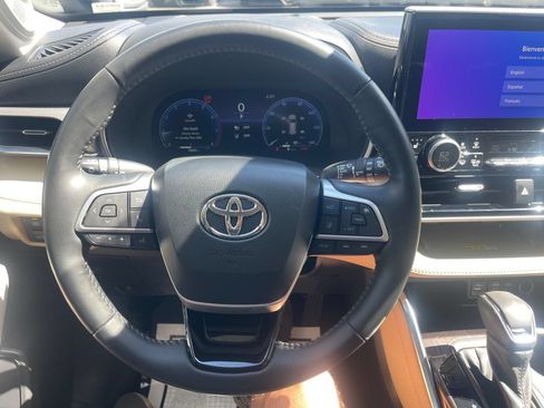 Used 2023 Toyota Highlander Platinum FWD image 14
