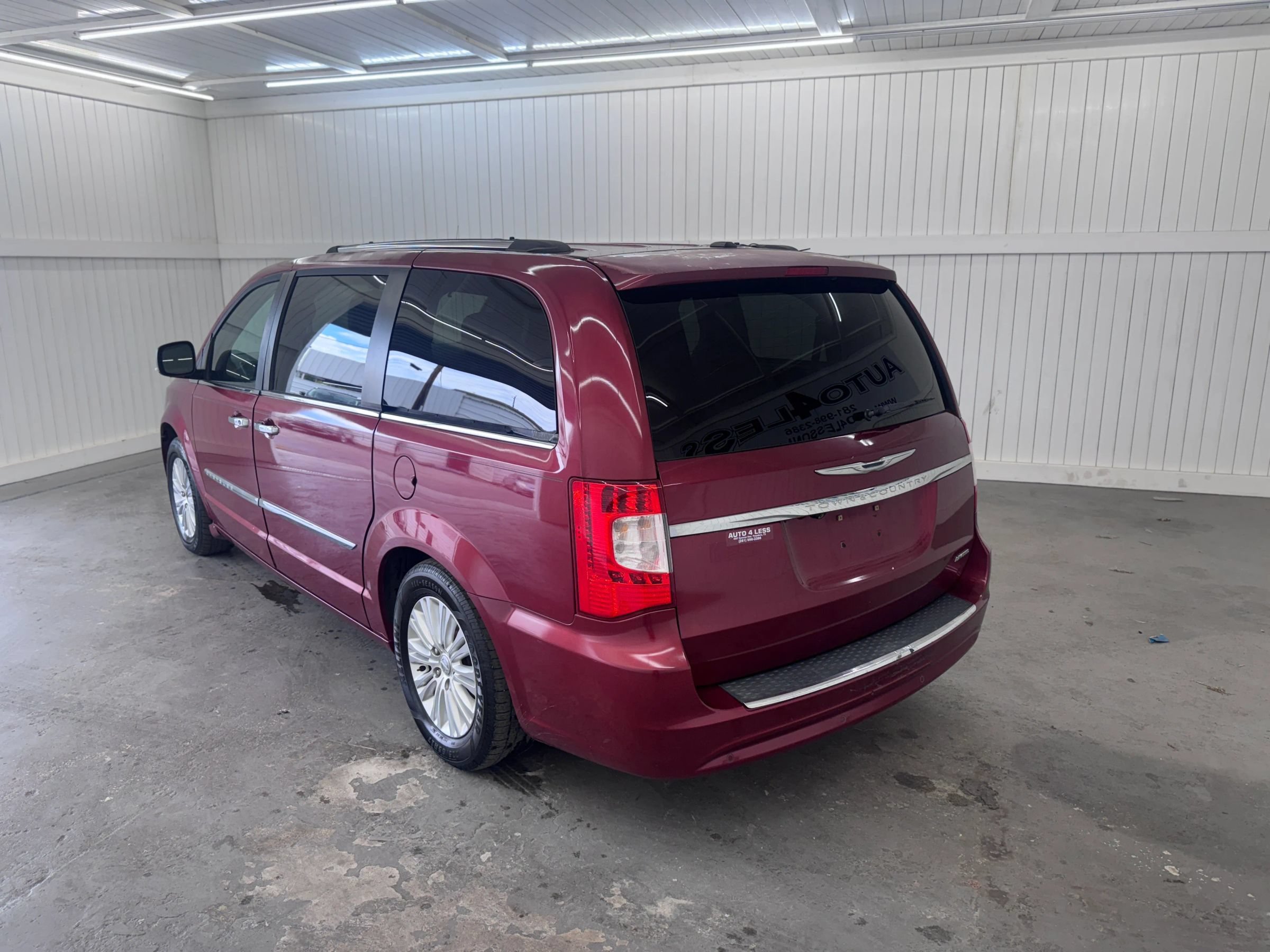 Used 2012 Chrysler Town & Country Limited FWD image 7