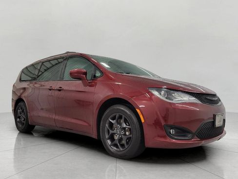 Used 2018 Chrysler Pacifica Touring-L Plus FWD image 1
