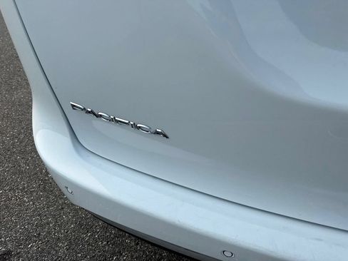 Used 2023 Chrysler Pacifica Touring-L FWD image 6
