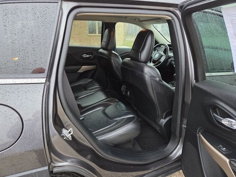 Used 2017 Jeep Cherokee Limited image 18