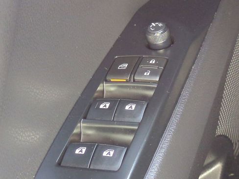 Certified 2020 Toyota Camry SE image 22