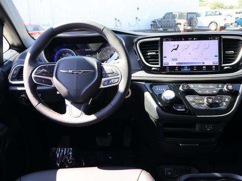 New 2026 Chrysler Pacifica Select FWD image 18
