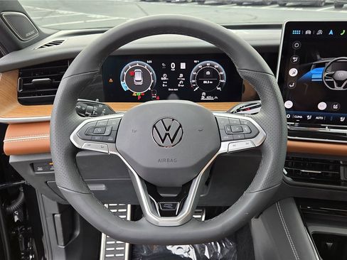 New 2026 Volkswagen Tiguan SEL R-Line AWD/4WD image 17