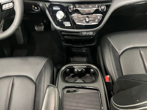 Certified 2024 Chrysler Pacifica Limited image 16