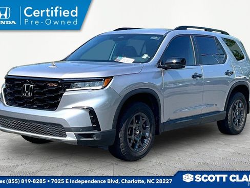 Certified 2025 Honda Pilot TrailSport image 3