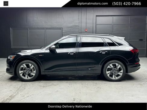 Used 2021 Audi e-tron Premium w/ Convenience Plus Package image 4