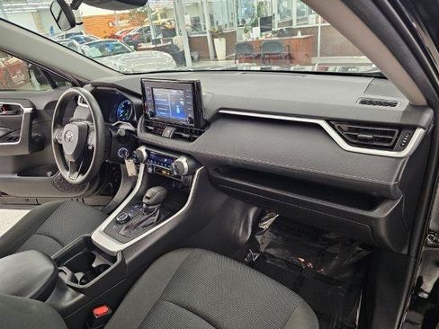 Used 2021 Toyota RAV4 LE AWD/4WD image 9