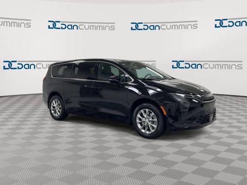 New 2027 Chrysler Pacifica Select AWD/4WD image 2