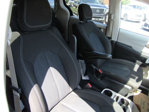 Used 2022 Chrysler Voyager LX image 10