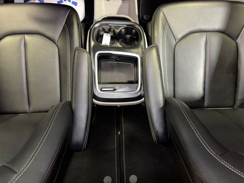 Used 2024 Chrysler Pacifica Touring-L image 23