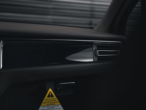 New 2025 Porsche Macan image 35