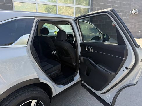 Used 2022 Kia Sorento LX AWD/4WD image 36