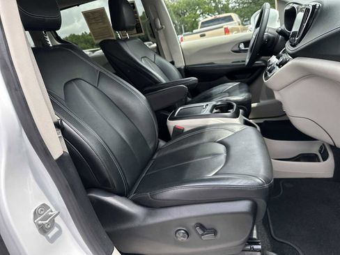 Used 2022 Chrysler Pacifica Touring-L w/ Uconnect Theater Family Group FWD image 27