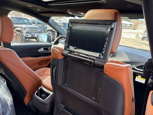 New 2026 Chrysler Pacifica Pinnacle image 31