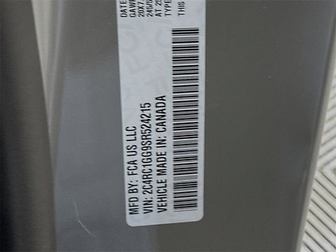 Used 2025 Chrysler Pacifica Limited image 33