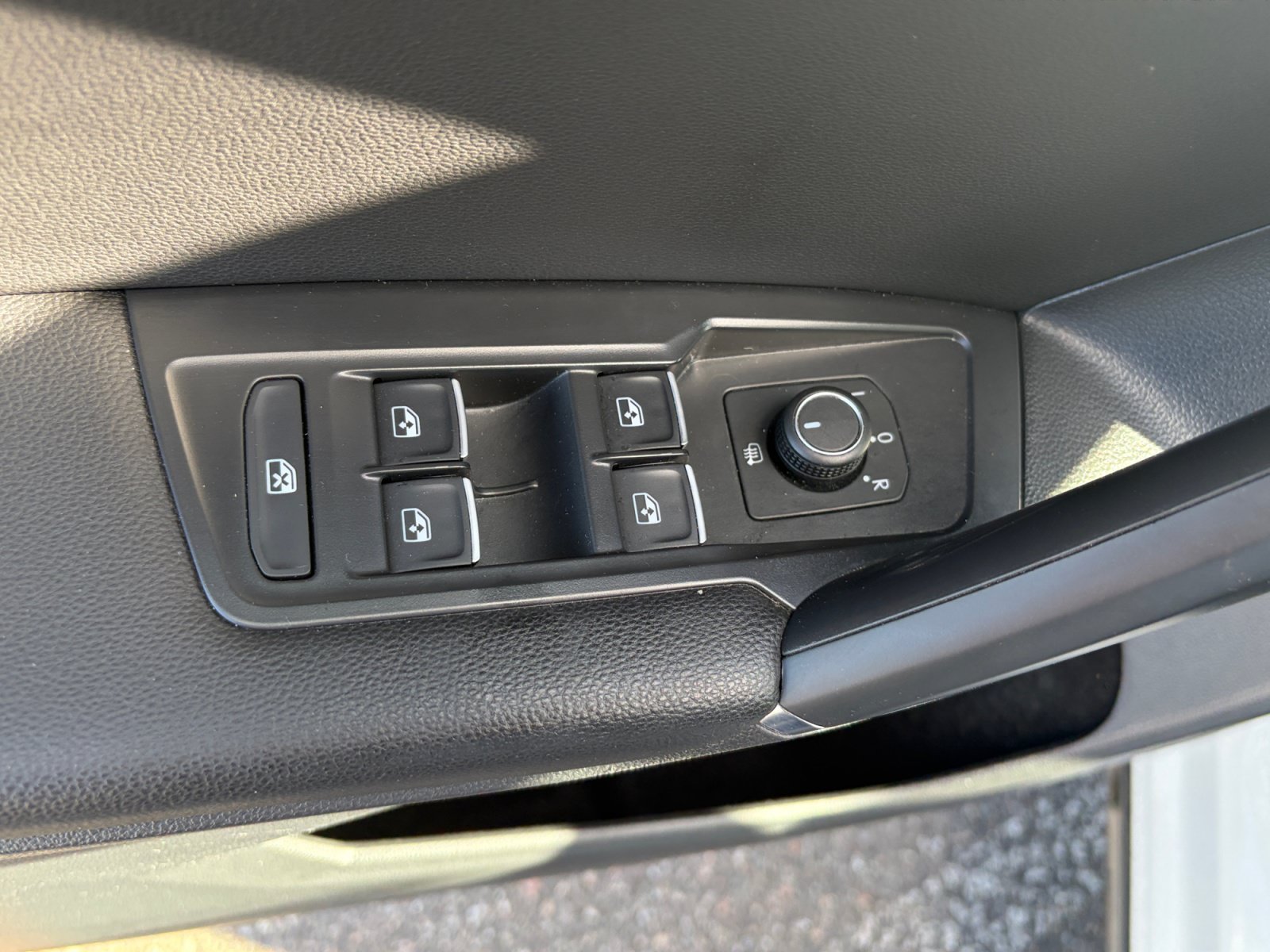 Used 2020 Volkswagen Tiguan SE w/ Panoramic Sunroof Package AWD/4WD image 16