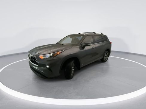 Used 2025 Toyota Highlander XLE AWD/4WD image 4