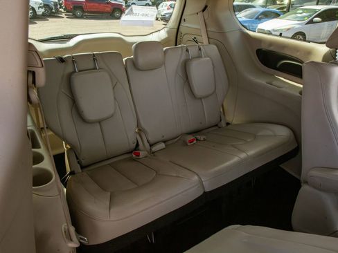 Used 2021 Chrysler Pacifica Touring-L FWD image 13